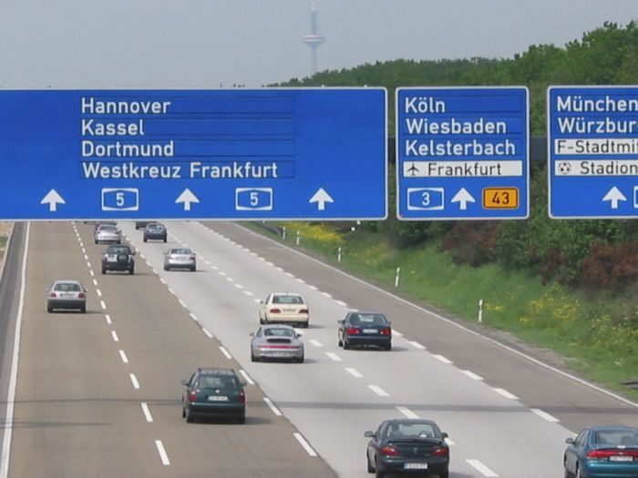 Guvernul german introduce o taxă pe autostrăzi pentru automobiliștii străini după ce a ajuns la un acord cu UE. Foto: dailybusiness.ro