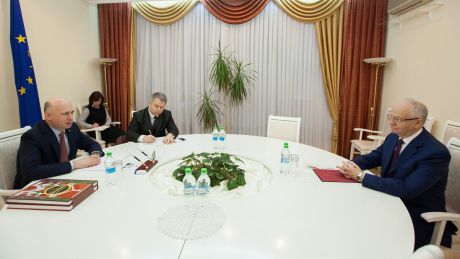 Pavel Filip a avut o întrevedere cu ambasadorul Federației Ruse în Moldova, Farit Muhametșin. Foto: gov.md