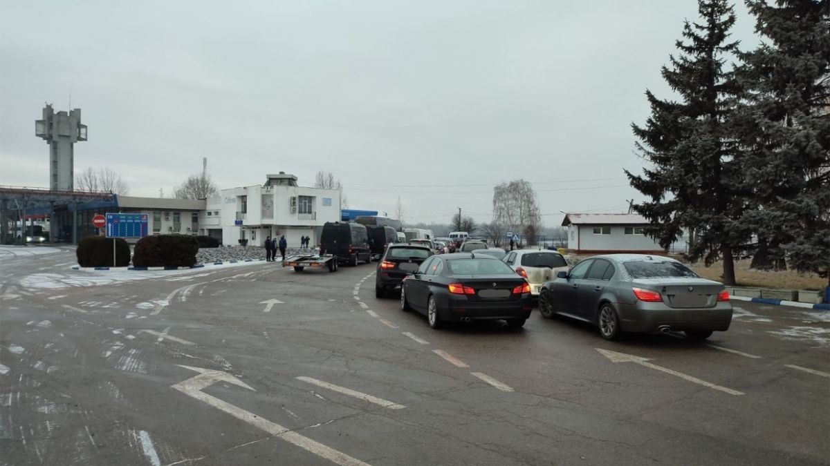 На КПП в Леушенах образовались очереди: произошел сбой в системе.