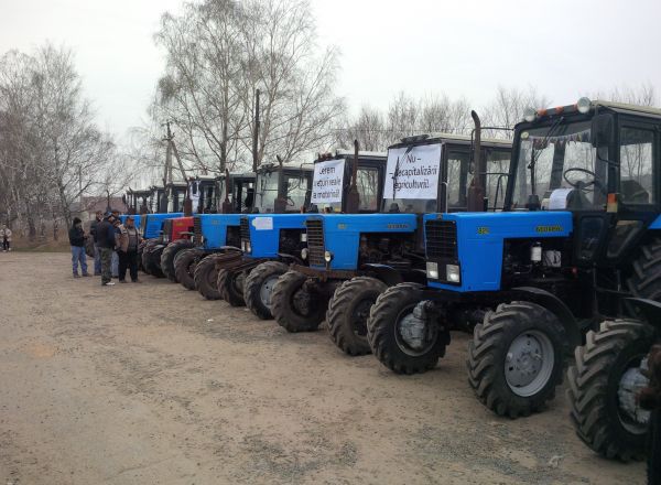 Fermierii ameninţă că mâine, la ora 10:00, vor ieşi la un protest de amploare în toate raioanele ţării şi vor bloca traseele cu tehnică agricolă.