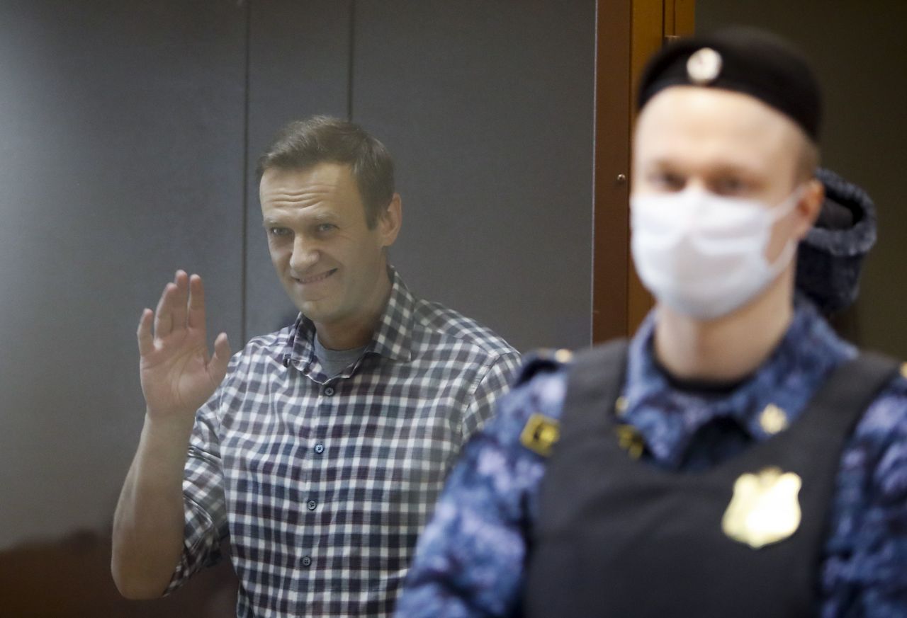 Песков заявил, что он не знает об обращении Навального с повторным иском к нему.