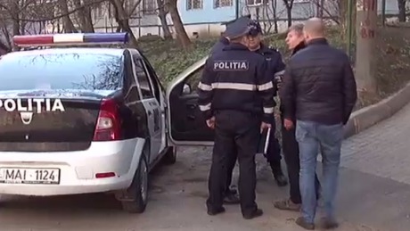 Poliția sectorului Botanica se află pe urmele a doi indivizi suspectați că ar fi jefuit și lovit un tânăr în plină stradă. Foto: captură video