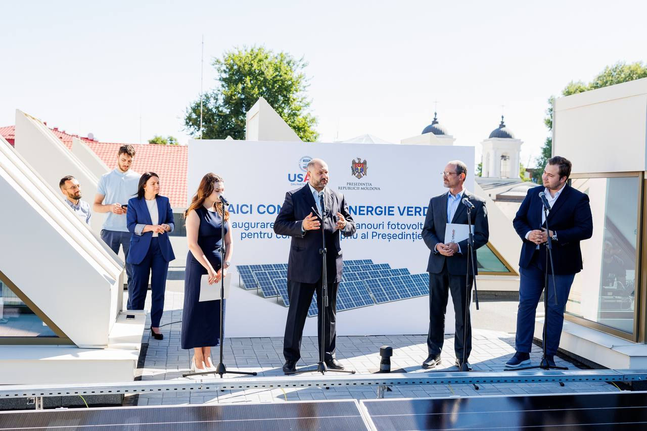 На крыше Администрации президента установлены фотоэлектрические панели.