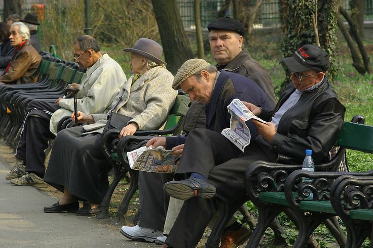 Peste 12 mii de pensionari vor beneficia de abonamente pentru călătorii