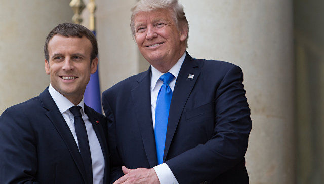  Французский президент Эммануэль Макрон и президент США Дональд Трамп.