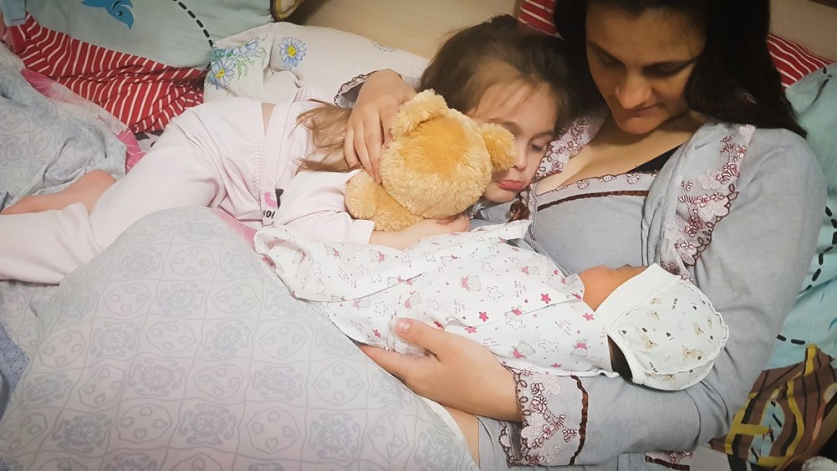 Жительница Молдовы о родах во время пандемии: Рожала в маске и перчатках.