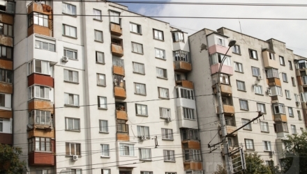 Femeia are un copil și ar fi vrut să-și pună capăt zilelor din cauza unor probleme în familie.