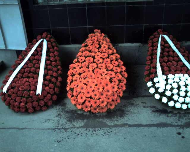 Șefii unui liceu s-au „trezit” cu coroane și prezervative în poartă. Foto: funerare-servicii.ro