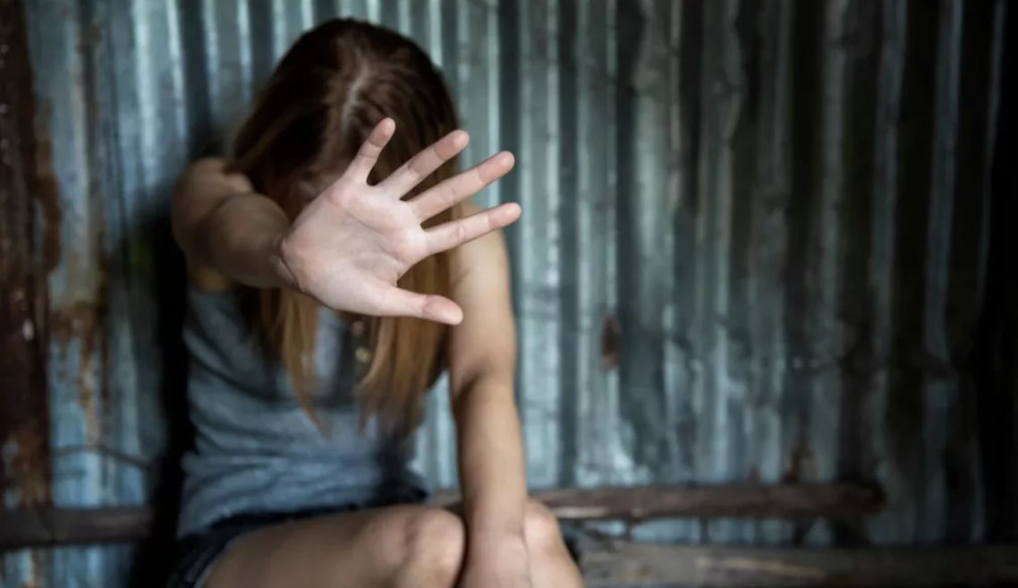 Молодые люди с севера страны обвиняются в изнасиловании 18-летней девушки.
