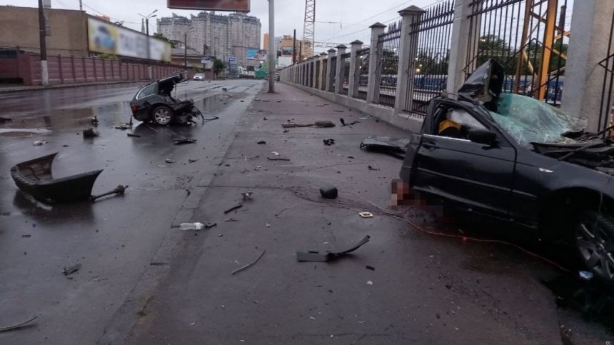 В Одессе BMW на скорости врезался в столб: авто разорвало на части, двое погибших.