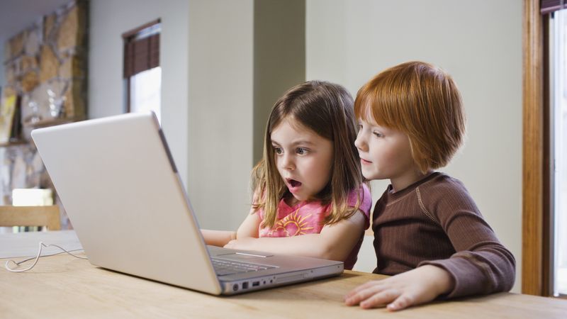 Inspectoratul General al Poliției atrage atenția copiilor asupra navigării în siguranță în rețeaua Internet. Foto: playtech.ro