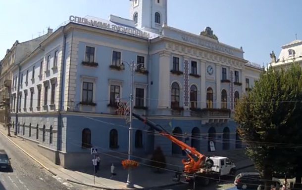 Депутат отметил, что было два варианта – сверлить дорогой замок, или лезть в окно.