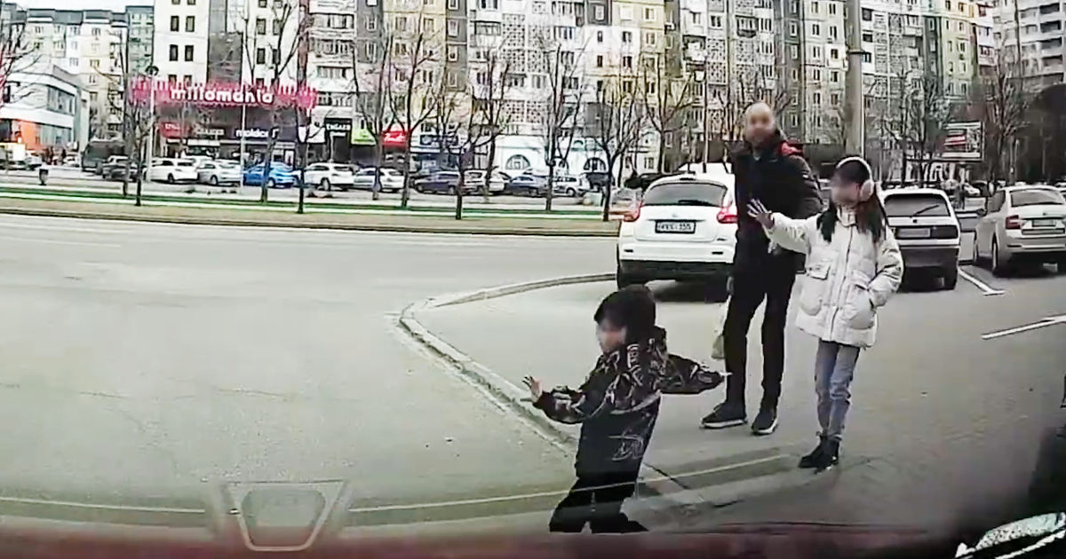 Малыш, выбежавший на дорогу, едва не оказался под колесами авто.