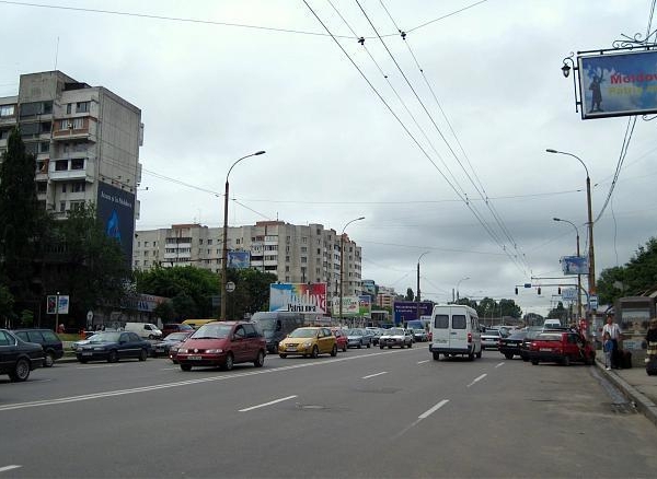 Un panou publicitar a cazut peste o femeie. Incidentul a avut loc in urma cu putin timp, pe strada Ismail din capitala.