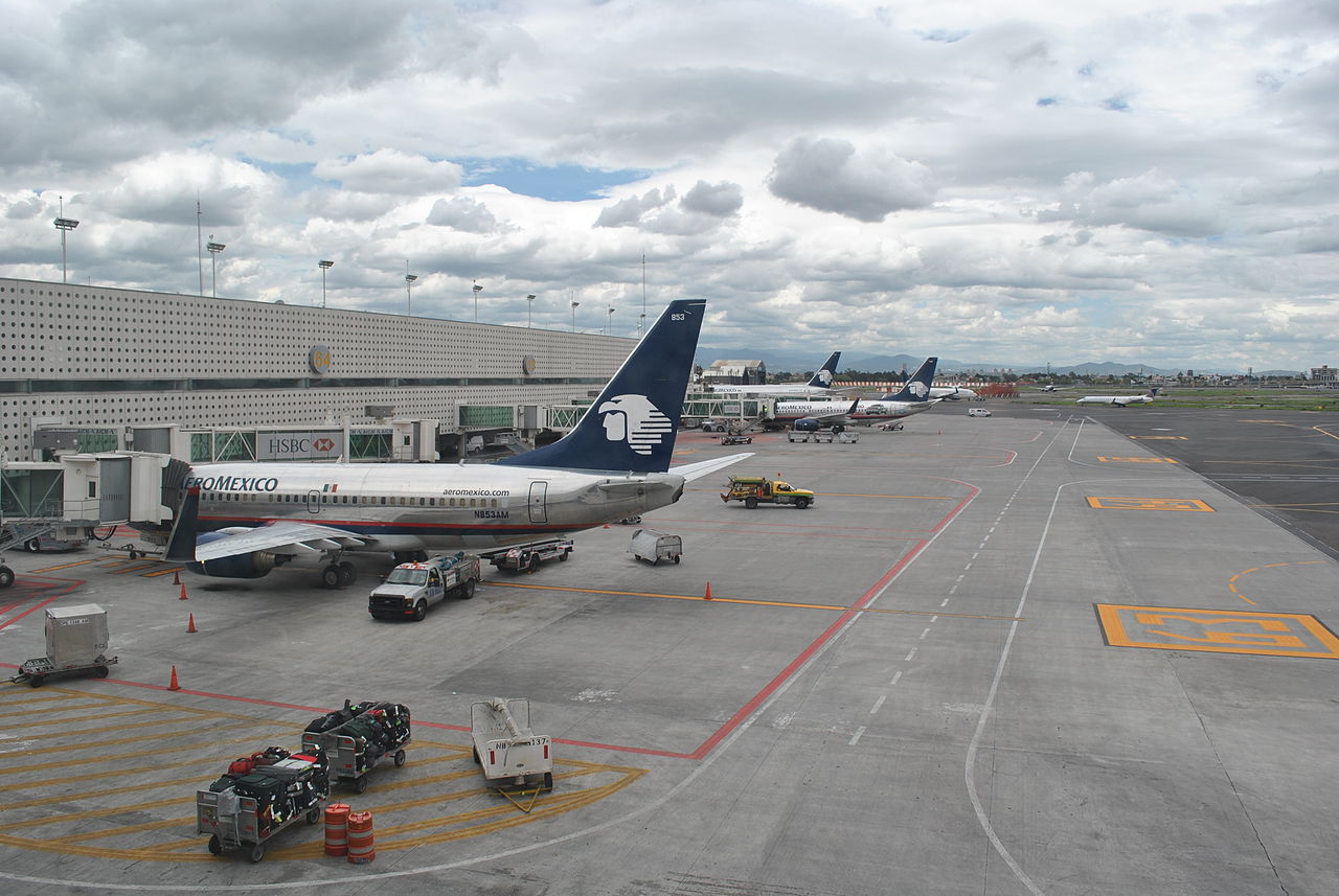 Amice buclucașe la bordul unui avion, chiar înainte de a decola. Foto simbol: Aeropuertos.Net