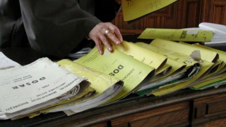 Ofiţeri ai CNA au efectuat, în această dimineaţă, opt percheziţii în birourile, maşinile şi domiciliile directorilor a şase firme. Foto: tribuna.md