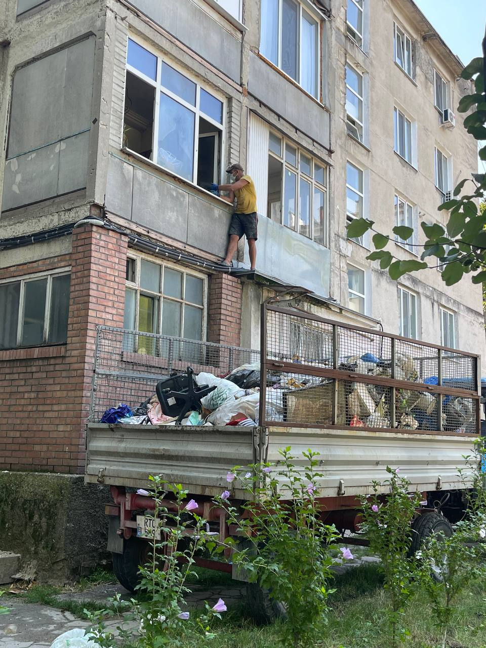 В столичной квартире провели дезинфекцию и эвакуировали отходы.