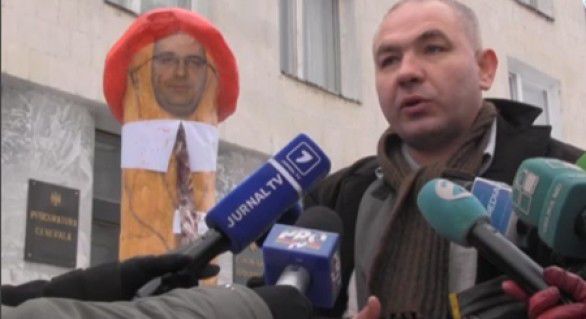 Мэтэсару известен своими оригинальными формами протеста.