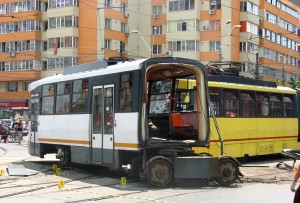 Trafic infernal în capitala României din caza unui tramvai care s-a rupt, pur şi simplu, în două, după ce a deraiat la o intersecţie.