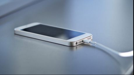 Se spune că dacă folosim telefonul în timp ce este pus la încărcat ar putea exista un anumit risc de electrocutare.