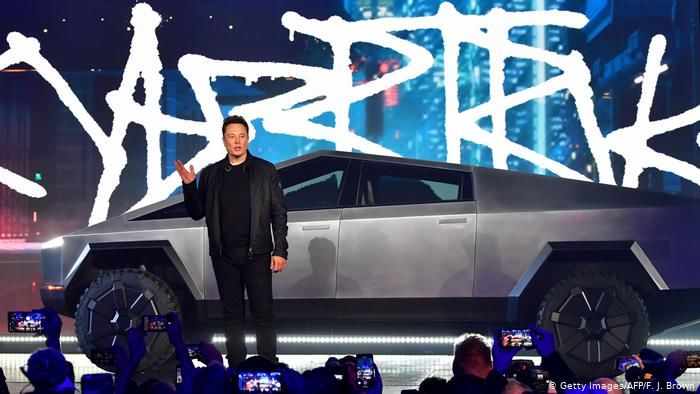 Илон Маск предлагает оснастить Tesla Cybertruck огнеметом.