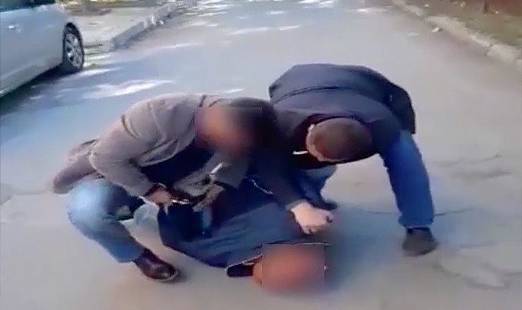 Ему грозит наказание в виде лишения свободы на срок от 7 лет до 15 лет за незаконный оборот наркотиков.