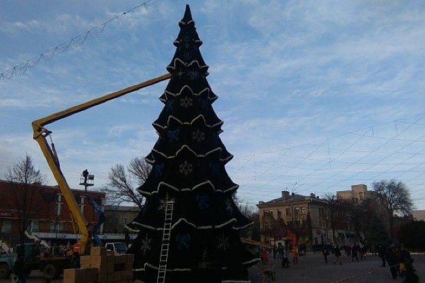 La Bălți a fost finalizată instalarea bradului central al capitalei de nord.  Foto: baltionline.md