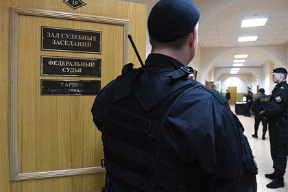 Подсудимый своей вины не признает, заявляя, что все зарегистрированные — его друзья.