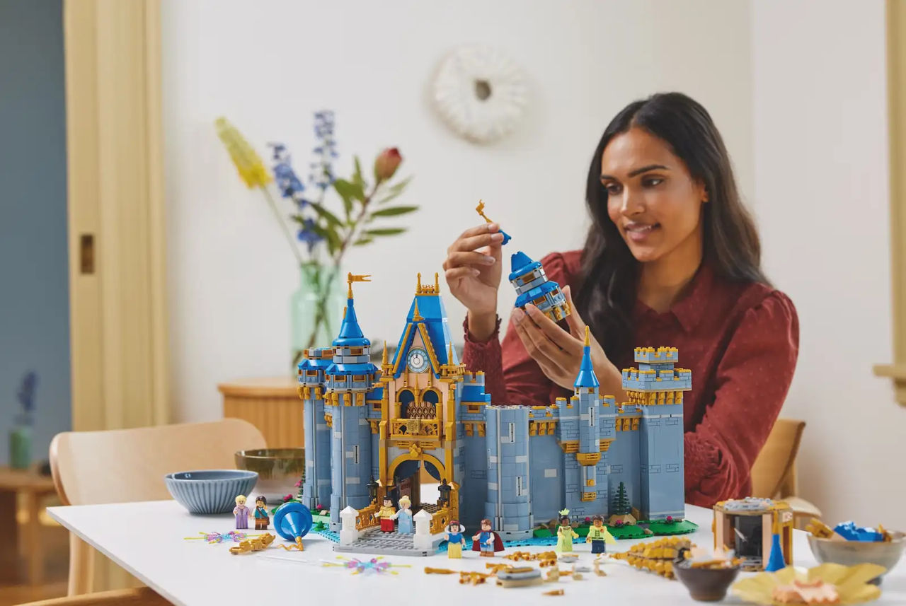 Конструктор отсылает к 14 классическим мультфильмам Disney. 
