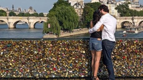 Lacătele dragostei vor fi scoase de pe podurile din Paris. Foto: observator.tv