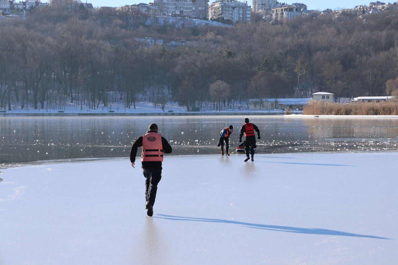 Două minore s-au prăbușit sub gheața lacului din Parcul Valea Trandafirilor.