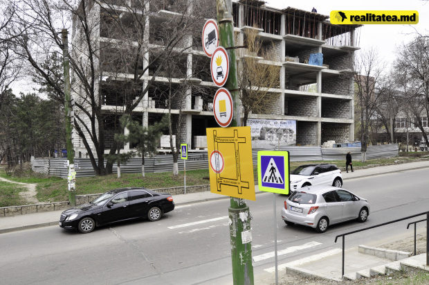 Indicatoarele rutiere de pe marginea traseelor se pare că sunt o adevărată ispită pentru hoţi. Foto simbol: realitatea.md