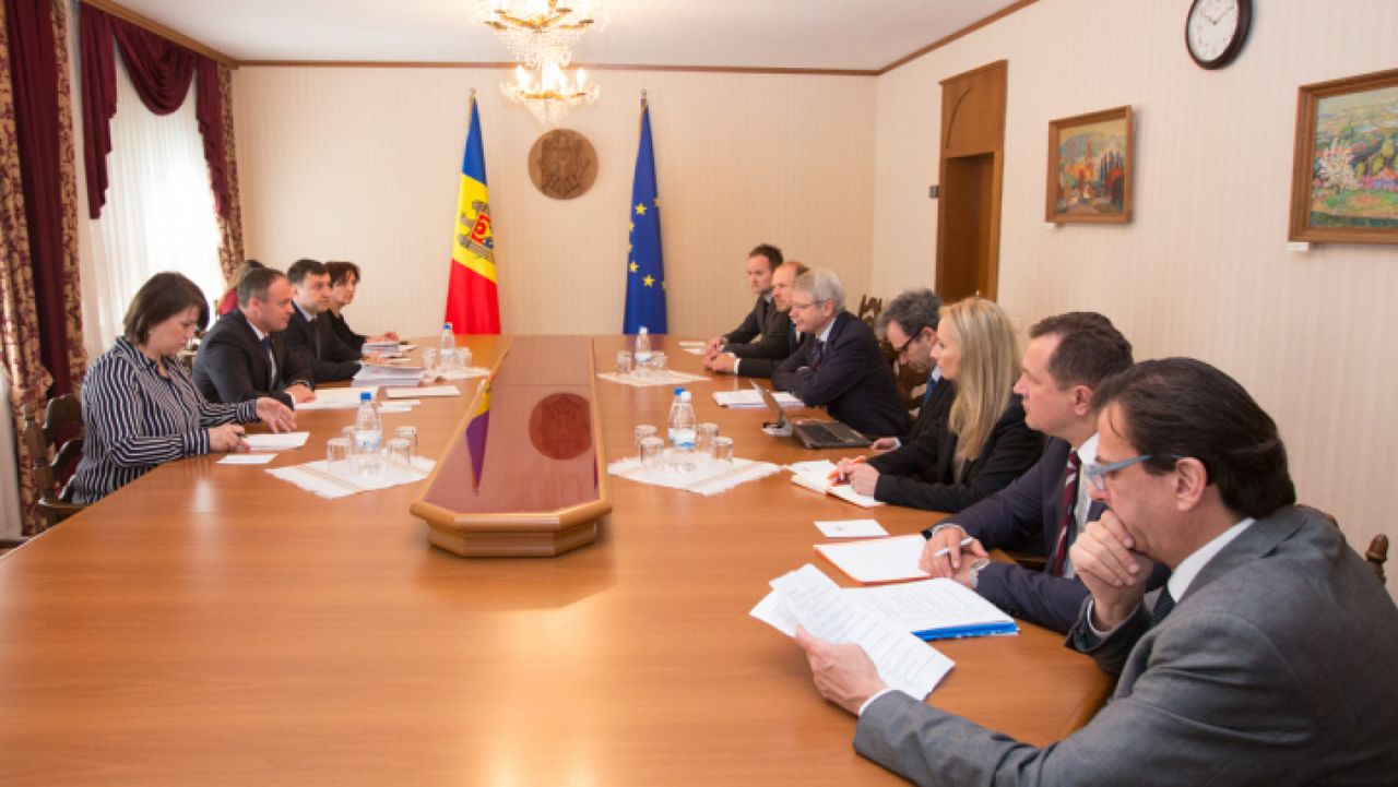 Agenţia de ştiri Reuters susţine că a intrat în posesia unui document al Comisiei de la Veneția în care este criticat proiectul de lege privind trecerea la sistemul electoral mixt .