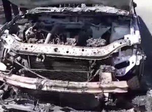 Уничтоженный во время движения автомобиль в Яловенах попал на видео.
