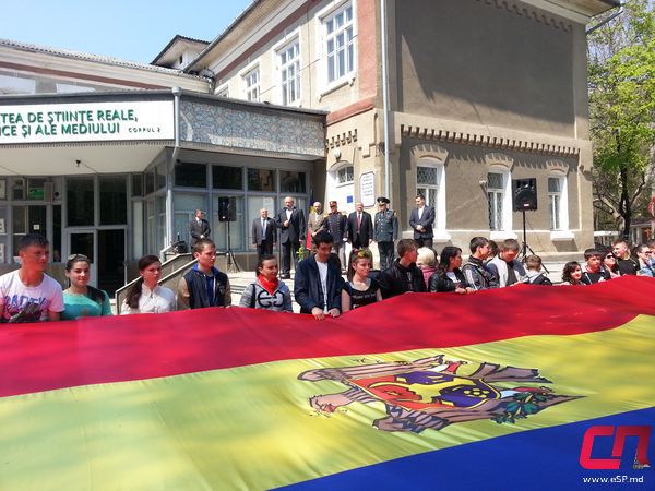 После митинга студенты прошли маршем от университета к памятнику Штефану чел Маре, чтобы возложить цветы.