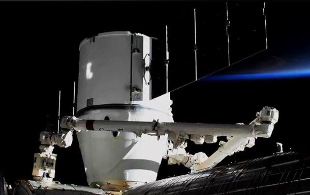 Грузовой корабль Cargo Dragon успешно пристыковался с МКС.