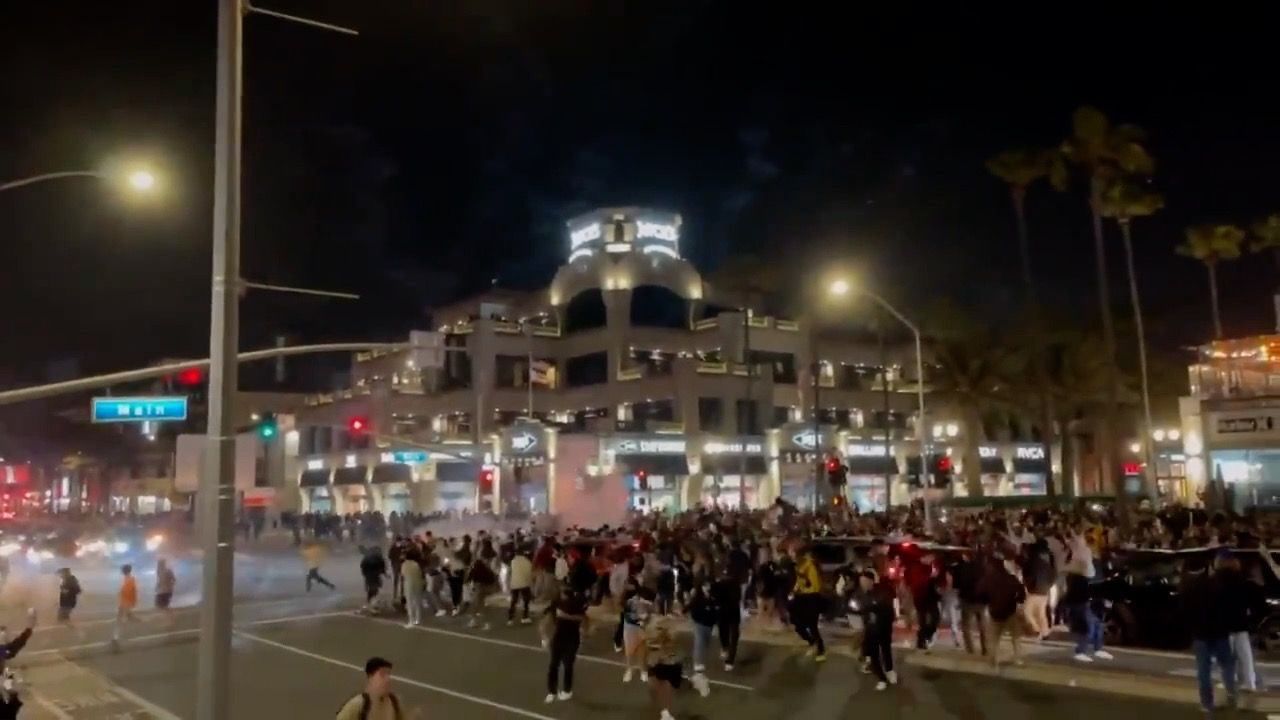 В США задержали почти 150 человек при беспорядках на TikTok-вечеринке.