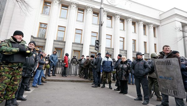 Участники отрядов «самообороны Майдана» в ночь на 22 февраля заняли здания Верховной Рады и президентской администрации.