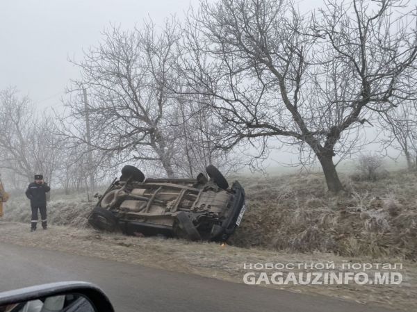 В Гагаузии автомобиль угодил в кювет из-за гололеда.