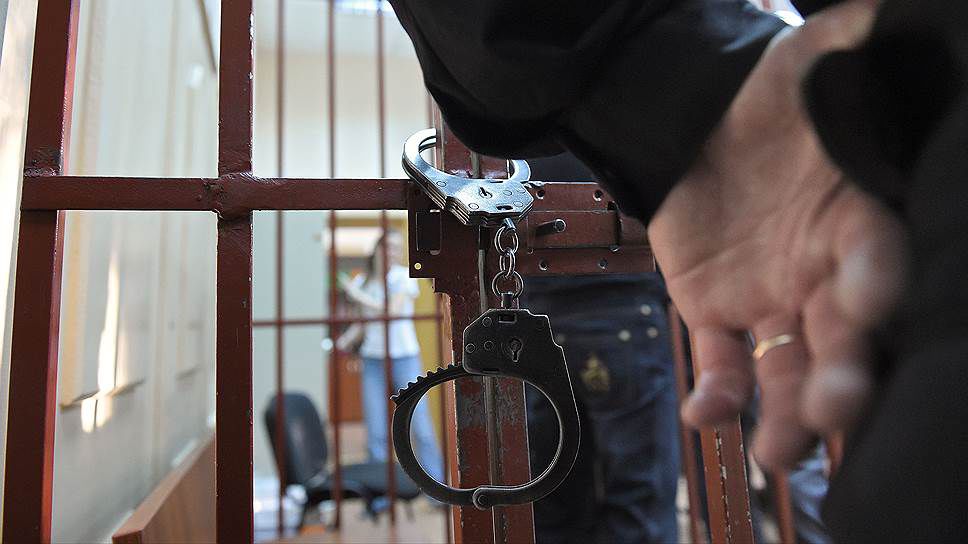 Ему грозит штраф в размере от 1000 до 2000 у.е. или лишение свободы на срок до 6 лет.