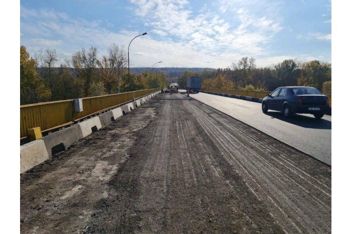 Ведутся работы по ремонту моста через Днестр.