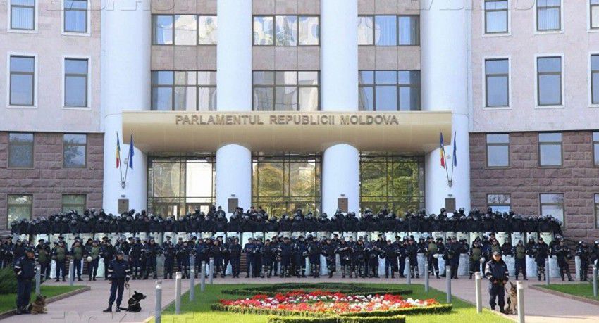 Здания парламента и президентуры Молдовы были разгромлены во время протестов 7 апреля 2009 года.