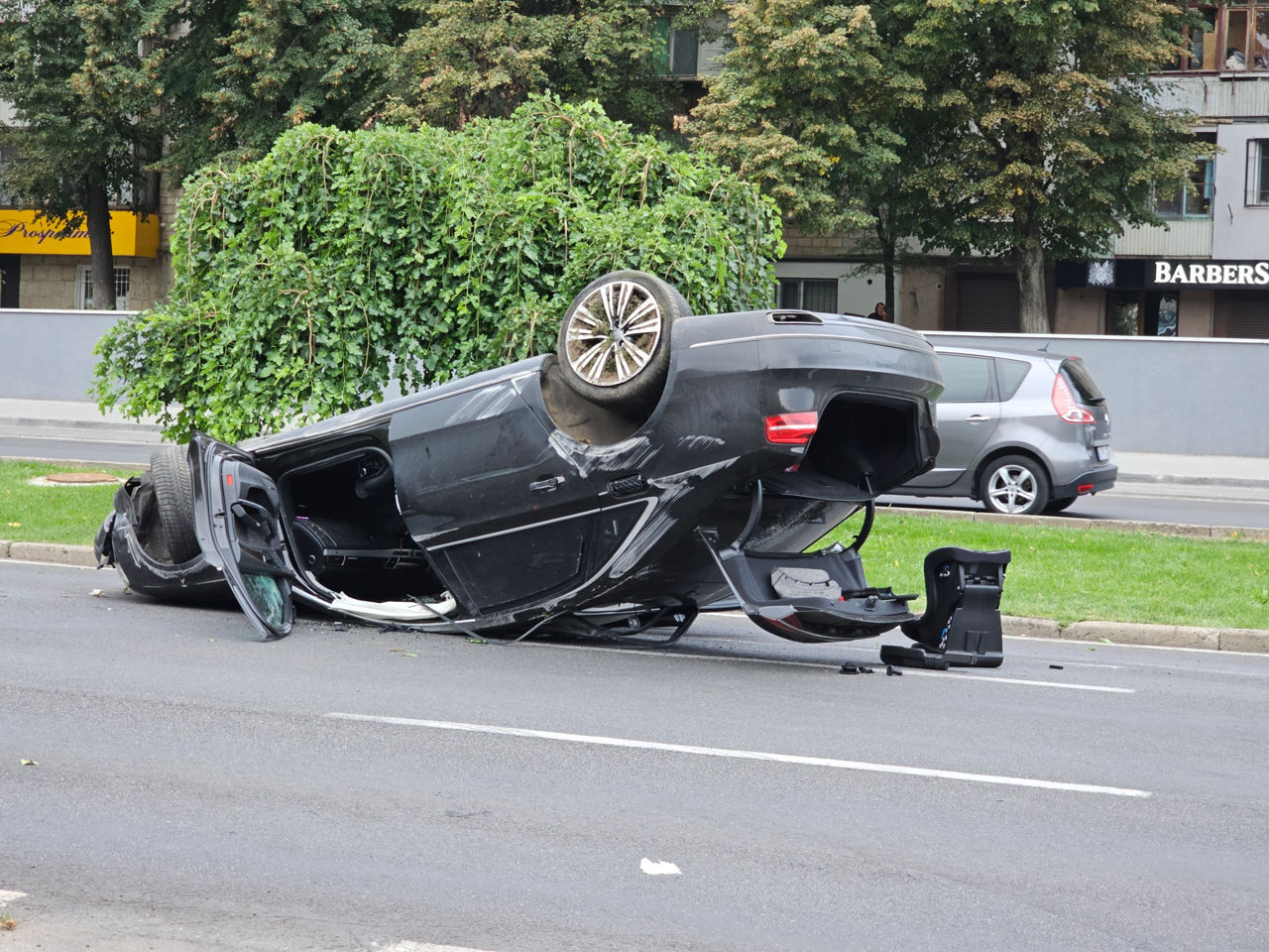 Accident grav la Botanica: Un Audi, făcut zob după ce s-a răsturnat.