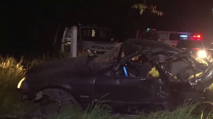 O persoană a decedat şi alte două au fost rănite, după ce mașina în care se aflau s-a izbit violent într-un copac.