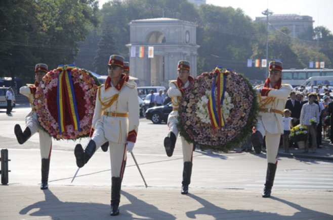 Programul festiv de astăzi, dedicat Independenţei Republicii Moldova, începe cu depunere de flori la monumentul lui Ştefan cel Mare şi Sfânt.