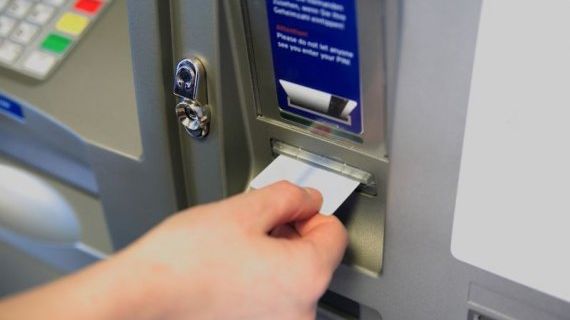 Все банки принесли свои извинения клиентам «за причиненные неудобства» и поблагодарили «за понимание­».