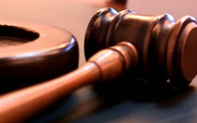 Sentinţa a fost pronunţată în lipsa inculpatului, care, imediat ce judecătorul s-a retras în camera de deliberare, a părăsit sala de şedinţe într-o direcţie necunoscută.
