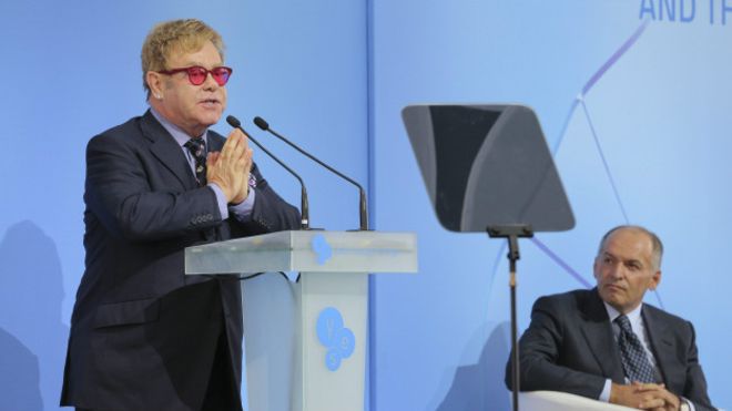 Элтон Джон выступил на 12-й конференции Ялтинской европейской стратегии, открывшейся в Киеве.