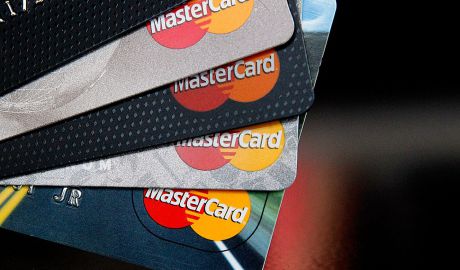 Mastercard vrea să implementeze o nouă măsură de securitate pentru clienţii săi. Foto: agerpres.ro
