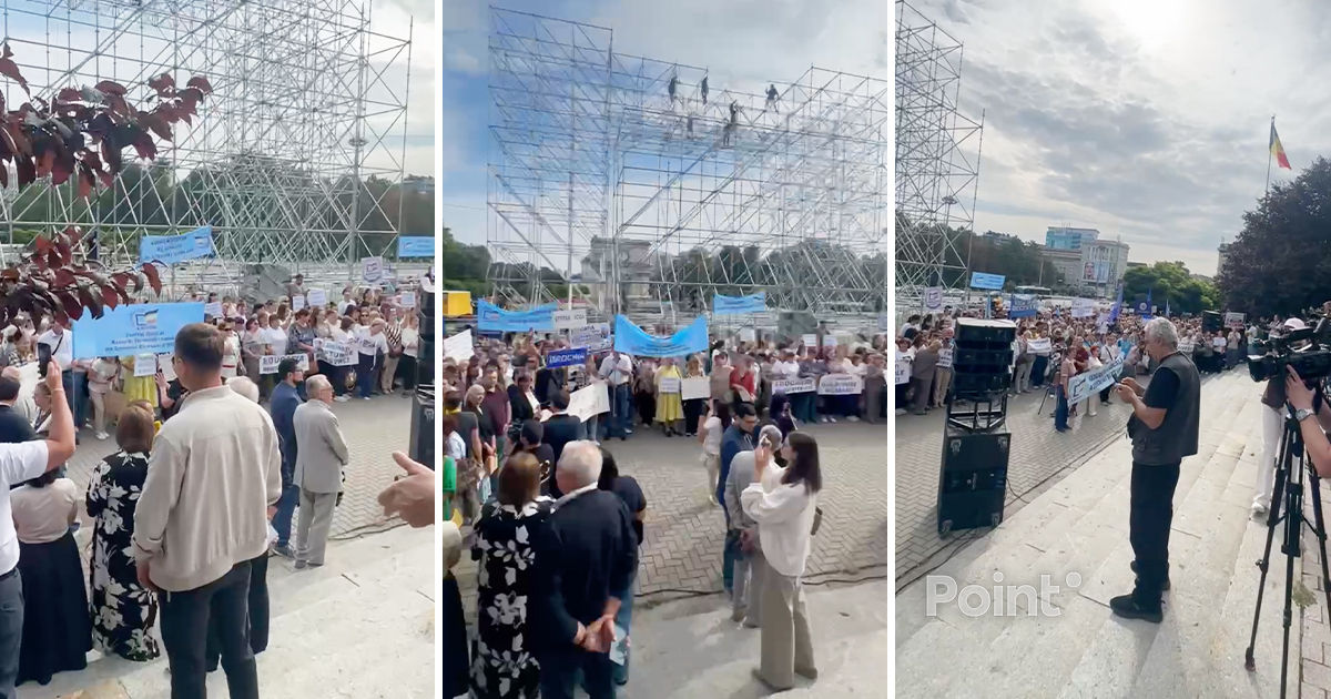 На площади, где протестуют учителя, установили сцену для празднования Дня независимости.